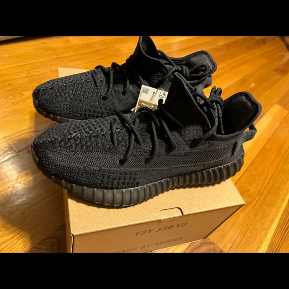 BRAND NEW YEEZY 350 V2 ADIDAS NWT - Picture 2 of 12